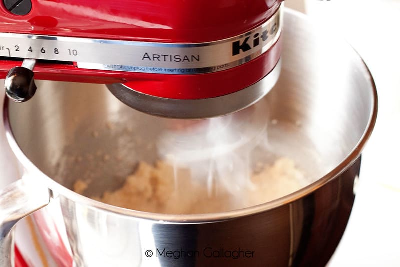 Stand Mixer can help you automate the repetitive tasks in the kitchen especially the kneading, mixing and knocking and more efficient.